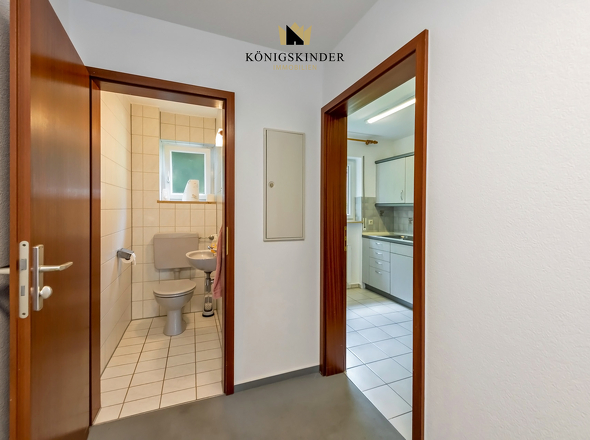 Flur mit Blick in die Küche/ sep. WC