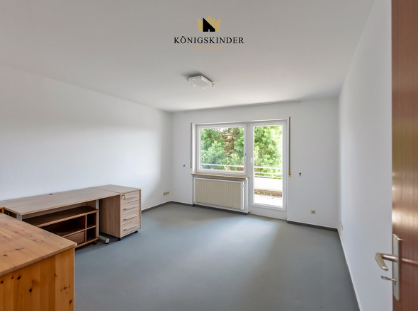 Schlafzimmer mit Zugang zum Balkon