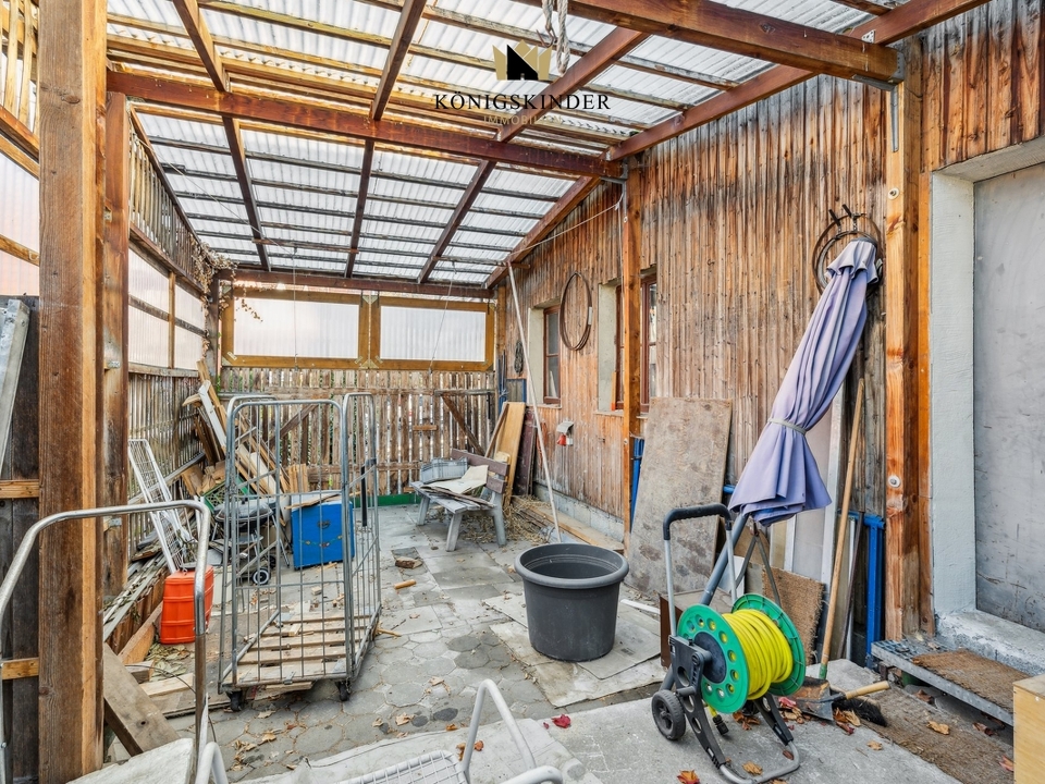 Überdachter Platz für Wohnmobil oder Camper