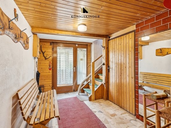 Einladender Eingangsbereich mit rustikalem Charme – der erste Eindruck zählt