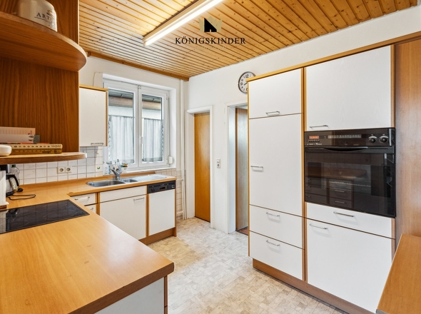 Küche mit Potenzial – funktional, hell und bereit für neue Ideen...