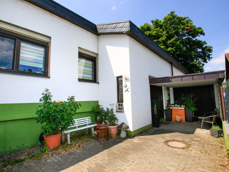 Hausansicht mit Garage 