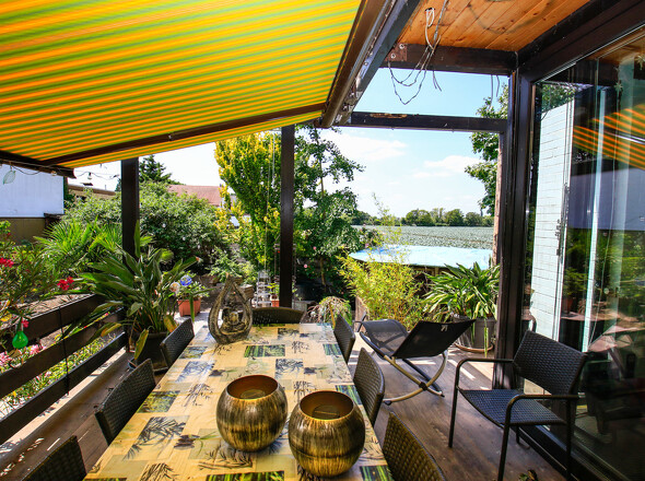 Terrasse mit Feldblick