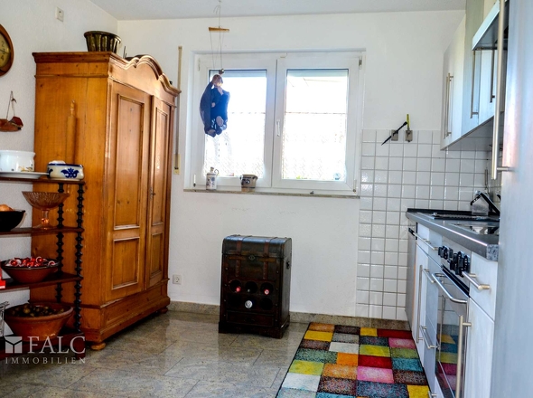 Klassische Küchenkultur mit praktischem Schnitt