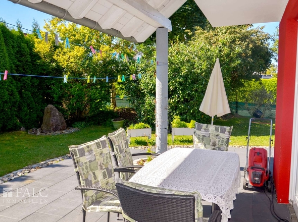 Terrasse mit Zugang zum Gartenbereich