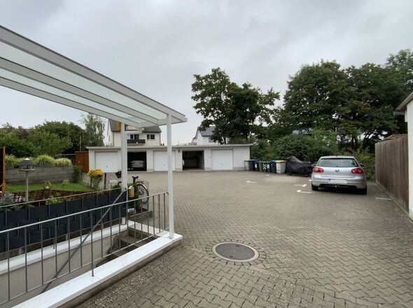 Durchfahrt zu den Garagen