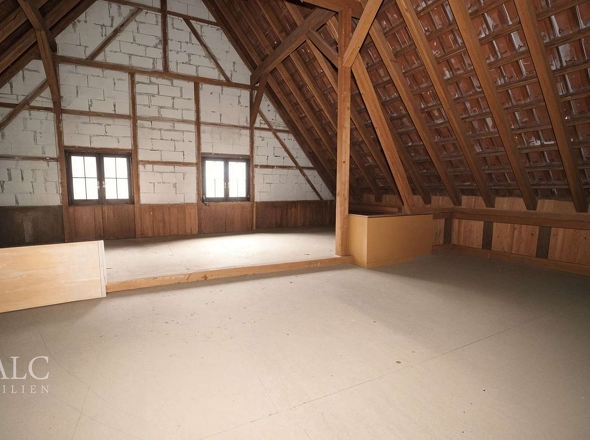 Zweistöckige Scheune