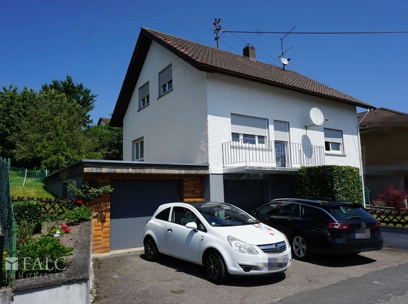 Wohnhaus mit Doppelgarage