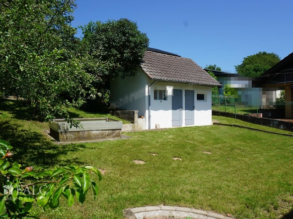 Garten mit Nebengebäude