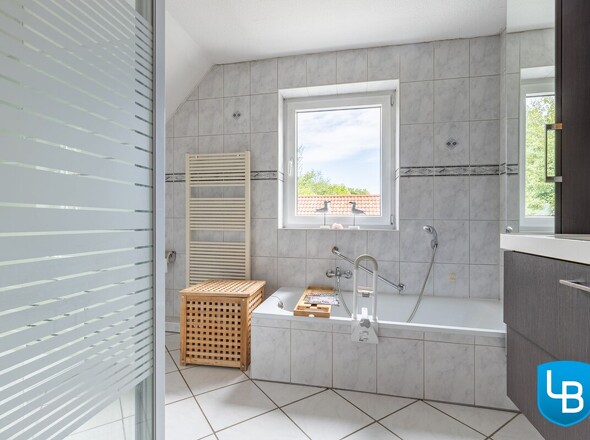 Vollbad mit viel Tageslicht