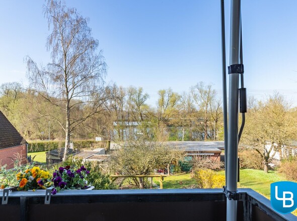 OG: ... mit Blick in den Garten bis zum See