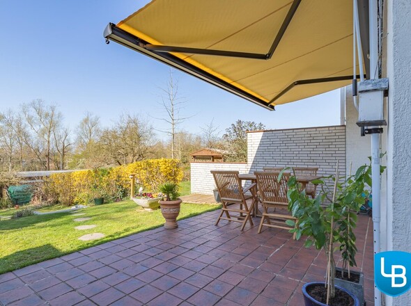 Markise und Steinterrasse für gesellige Stunden