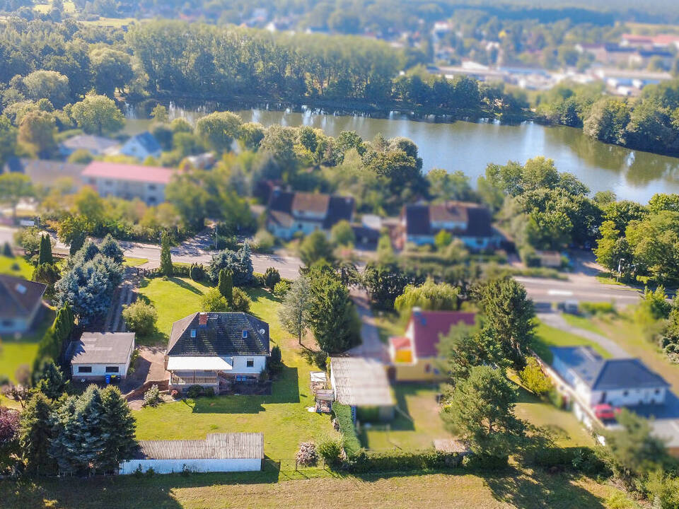 Hinteransicht mit Umgebung