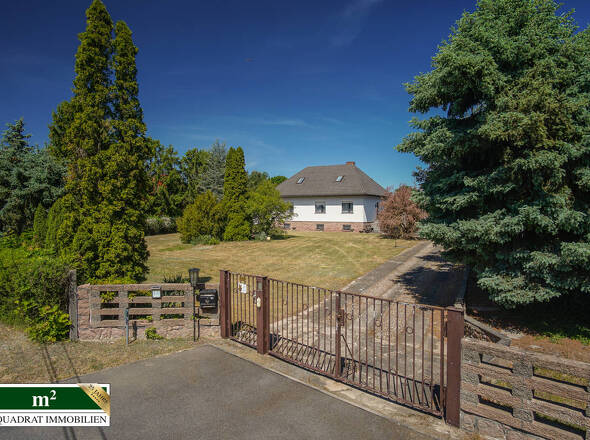 Vorderansicht von rechter Seite mit Tor