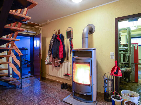 Treppenaufgang, Kaminofen im Keller