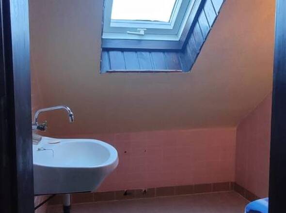 WC mit Waschbecken  im Obergeschoß