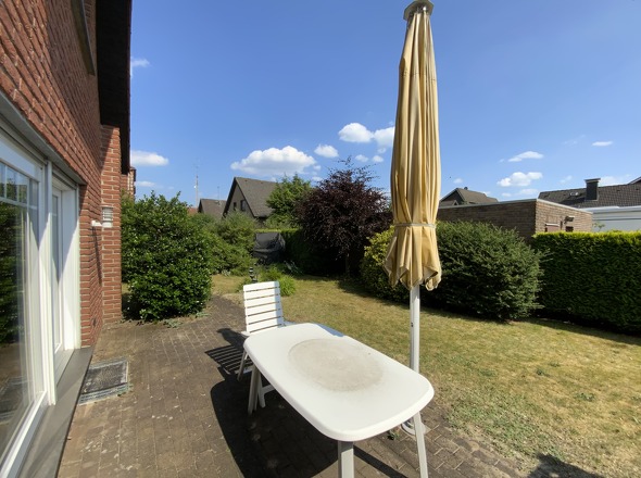 Blick von der Terrasse in den Garten