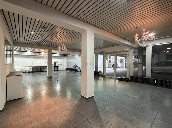 Verkaufs-/ Dienstleistungsfläche