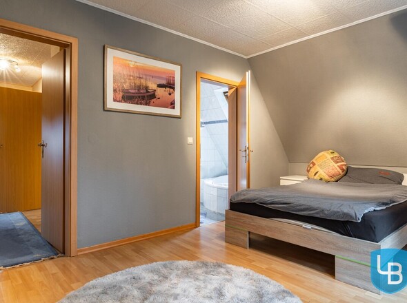 Schlafzimmer DG  mit Zugang zum Wannenbad