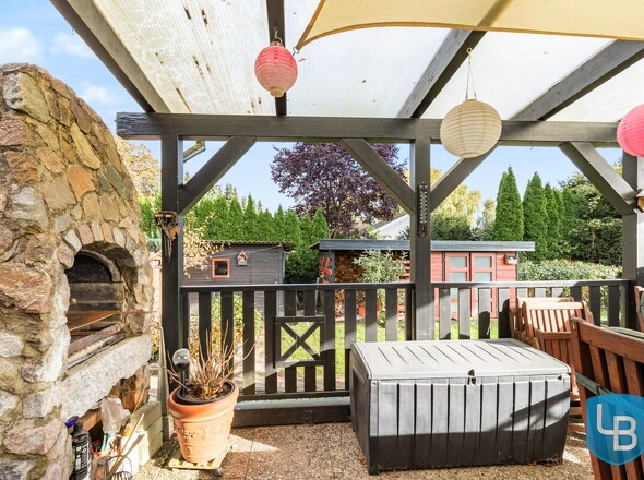 Überdachter Sitzplatz mit Grillkamin/ Gartenkamin