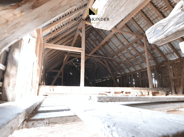 Heuboden über Pferdeboxen