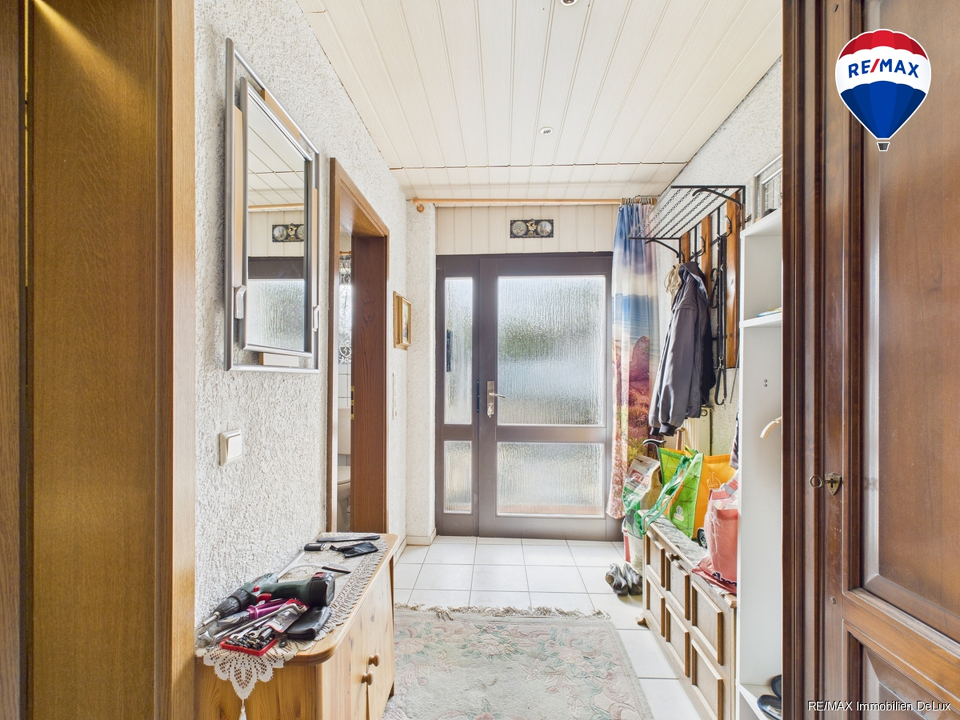 RE/MAX Immobilien DeLux Einfamilienhaus Niederlosheim Eingangsflur