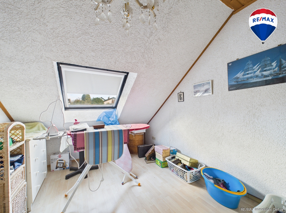 RE/MAX Immobilien DeLux Einfamilienhaus Niederlosheim Schlafzimmer