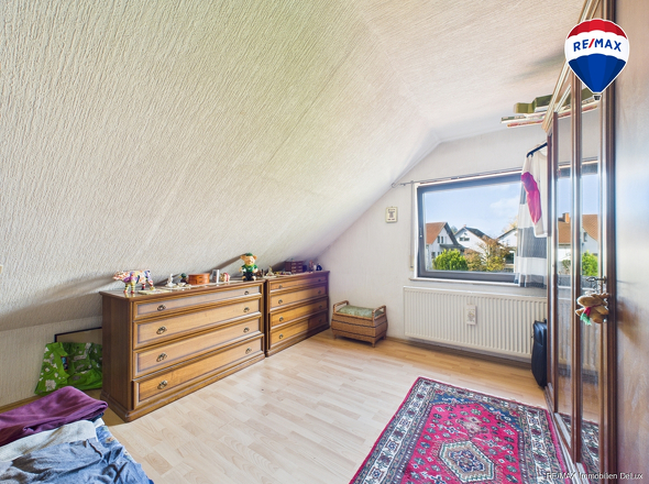 RE/MAX Immobilien DeLux Einfamilienhaus Niederlosheim Schlafzimmer