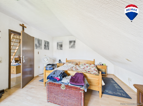 RE/MAX Immobilien DeLux Einfamilienhaus Niederlosheim Schlafzimmer