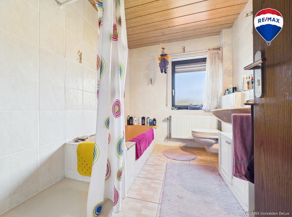RE/MAX Immobilien DeLux Einfamilienhaus Niederlosheim Badezimmer