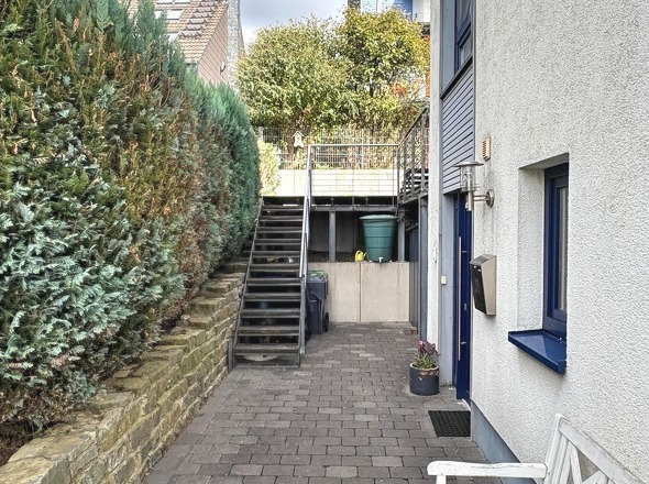 Eingangsbereich und Aufgang zum Holzdeck