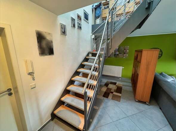 moderner Treppenaufgang zum OG