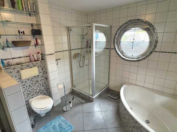 Vollbad mit Rundfenster