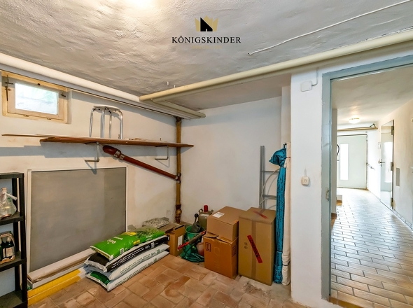 Abstellraum im Keller  und  Zugang in den Garten