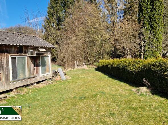 Grundstück und Gartenhaus