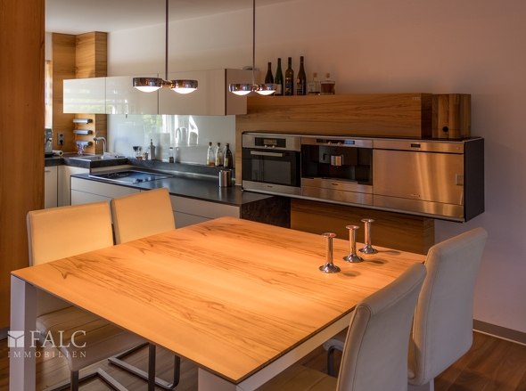 Esstisch + Küche