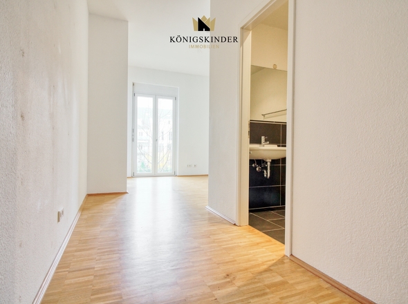 Helles Schlafzimmer mit Balkon und eigenem Badezimmer