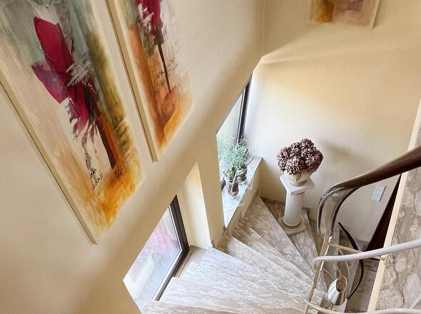 Treppe mit Marmor belegt