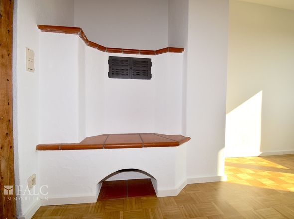 Holzofen mit Sitzfläche im Wohnzimmer