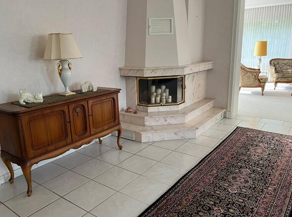 Gemütlicher Kamin im Herzen des Hauses