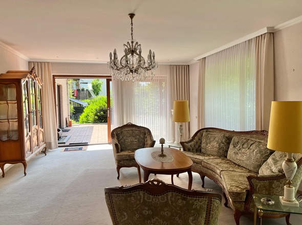 Wohnzimmer mit Zugang zur Terrasse