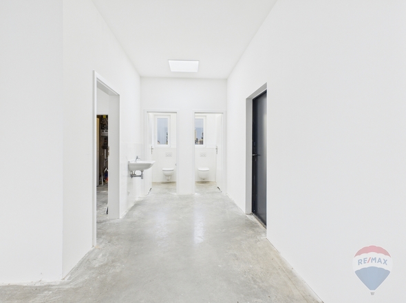 EG Gang von der Halle / Ausstellung Richtung Küche und WC´s