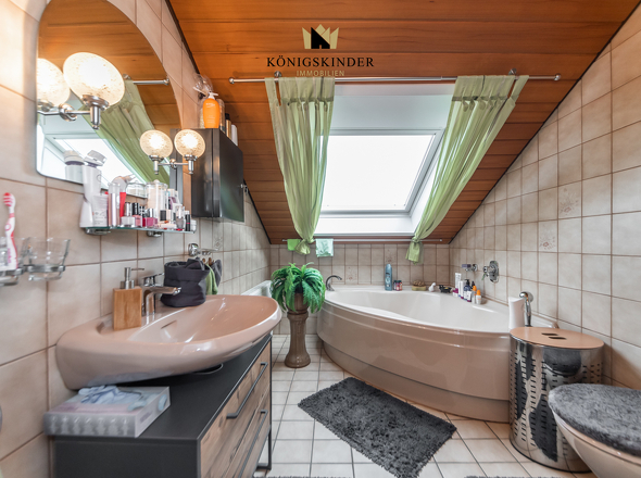 Badezimmer mit großer Eckbadewanne