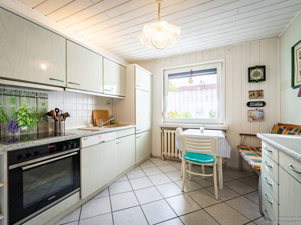 Küche mit Einbauküche