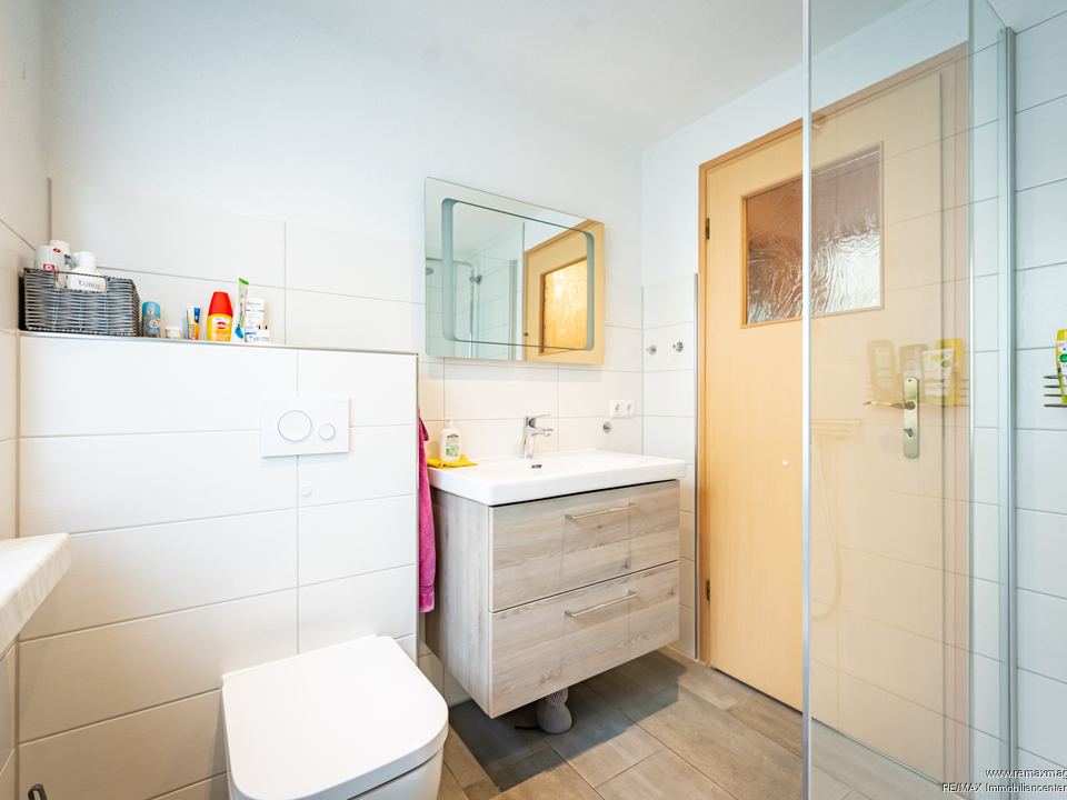 Badezimmer mit ebenerdiger Dusche