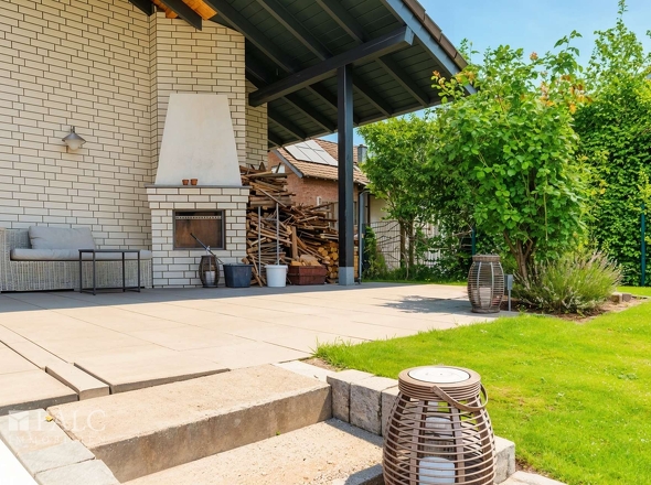 Terrasse mit Außenkamin