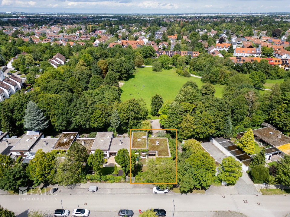 Gebäude mit Parkanlage