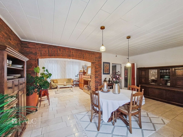 Essbereich mit Blick zum Wohnbereich