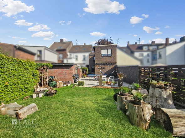 Garten mit Blick aufs Haus
