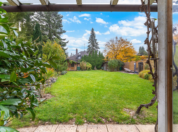 Blick von Terrasse auf Garten